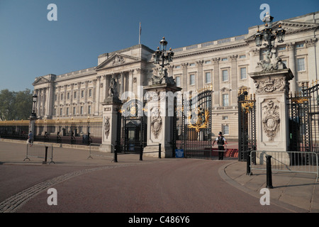 Early morning view of the main access gate to Buckingham Palace, London, UK. Stock Photo