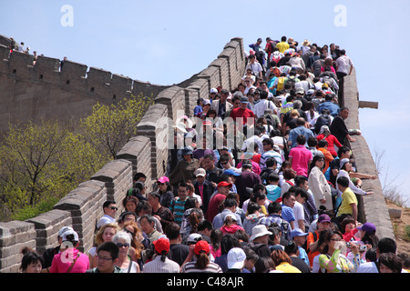 Crowds of people at the Great Wall of China, Beijing, China Stock Photo ...