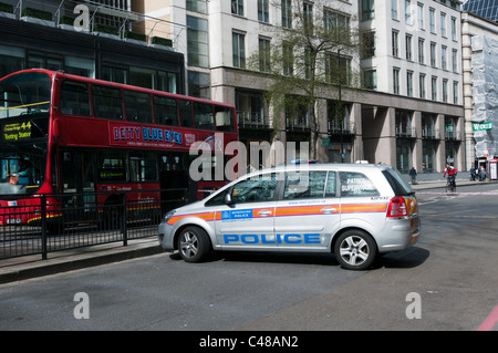 A Vauxhall Zafira in Metropolitan Police markings used as a Patrol Supervisor car blocking a road in Central London Stock Photo