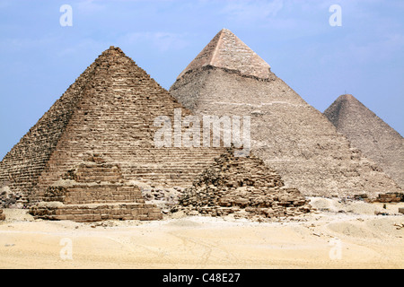 The pyramid of Menkaure (Mycerinus), Khafre (Chephren) and Great Pyramid of Khufu (Cheops) at the Pyramids of Giza, Egypt, Cairo Stock Photo