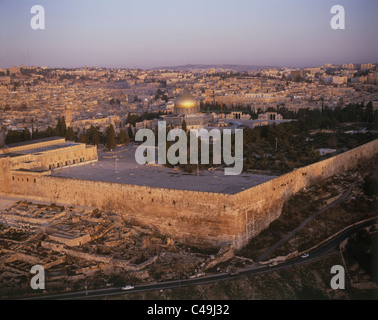 Aerial photograph of the Temple mount' the Dome of the Rock and the Al-Aksa Mosque in the old city of Jerusalem at sunset Stock Photo
