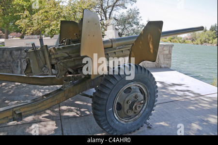 An old piece of artillery is part of this veteran's war memorial, located in Riverside Park in Idaho Falls, Idaho, USA. Stock Photo