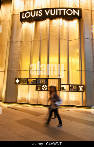 176 Singapore Louis Vuitton Shop Night Images, Stock Photos & Vectors