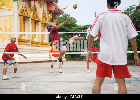 Thailand, Sakhon Nakhon, Sakhon Nakhon.  Locals playing the sport of sepak takraw. Stock Photo