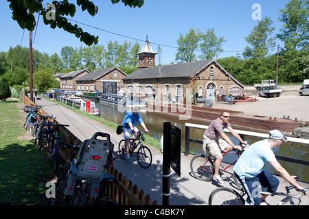 Cyclists on a canal towpath at the Grand Union Canal at Bulbourne, near Tring, Herfordshire, UK Stock Photo