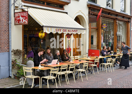 Sidewalk cafe in the in the old town centre, Delft, Netherlands Stock Photo