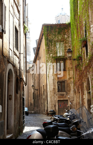 Back streets in the Trastevere district, Rome, Italy Stock Photo - Alamy