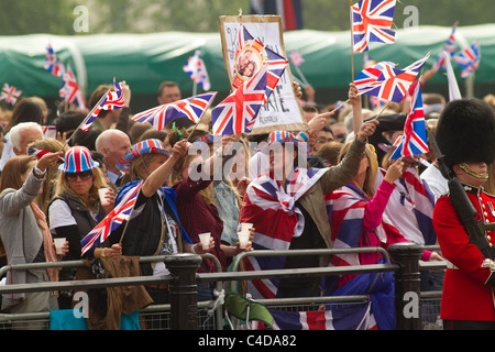 The crowds wait for the return of Prince William and Kate Middleton, (April 29, 2011), London, England Stock Photo