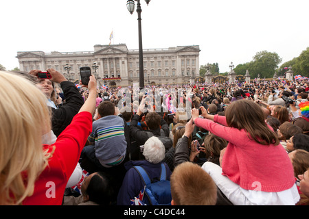 Crowds cheer in front of Buckingham Palace at the balcony appearance of the new Duke and Duchess of Cambridge, April 29, 2011 Stock Photo