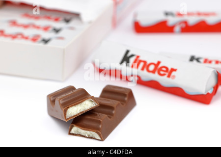 Kinder cioccolato mini bar isolato su sfondo bianco - elf design