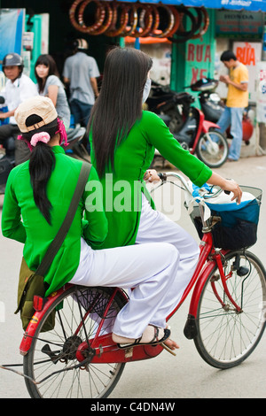 Girls Wearing Ao Dai Dress, Tran Quoc Pagoda, West Lake (Ho Tay