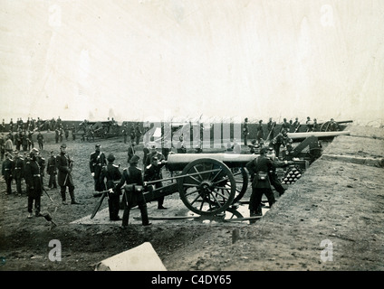 Union soldiers with cannons in an artillery bunker at Fort Richardson, Arlington, Virginia. Stock Photo