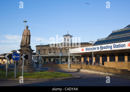 Reading Railway Station with the statue of King Edward VII and Three Guineas Pub. Station Square. Berkshire. UK Stock Photo