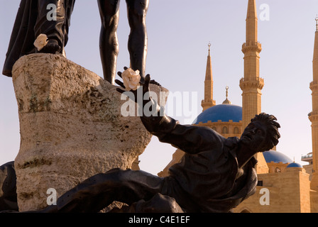 Martyrs' Square statue juxtaposed with the Muhammad Al-Amine Mosque, Downtown Beirut, Lebanon. Stock Photo