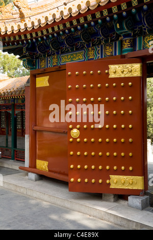 Door / gates / gate / gateway to court yard / courtyard nr Hall of Despelling Clouds (Paiyun Dian) Summer Palace, Beijing China. Stock Photo
