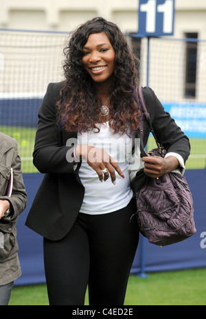 Serena Williams looking relaxed surrounded by the media at the Aegon International tennis tournament at Eastbourne Stock Photo