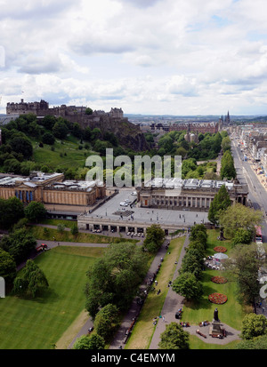 Edinburgh Castle and the National Galleries of Scotland (left) and the Royal Scottish Academy (right) in Princes Street Gardens Stock Photo