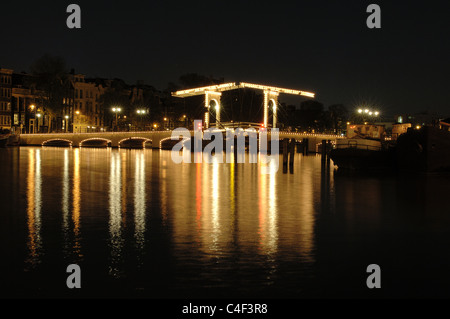 Magere Brug über die Amstel bei Nacht. Stock Photo