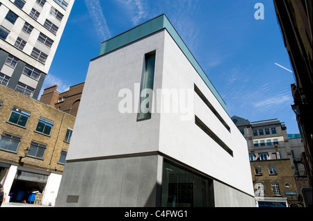 The White Cube Gallery in Mason's Yard, off Duke Street, St. James's, London, UK Stock Photo