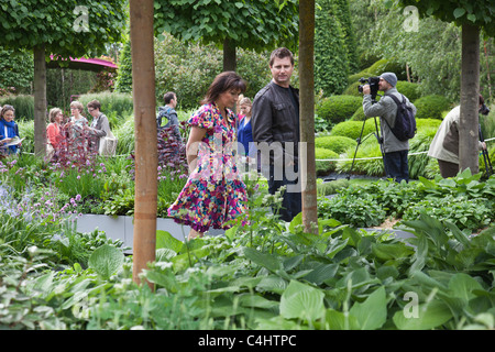 Press Day at Chelsea Flower Show.  Celebrity TV Presenters Lorraine Kelly and George Clarke at the RHS Chelsea Flower Show 2011 Stock Photo