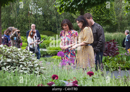 Celebrity TV Presenters Lorraine Kelly and Kirstie Allsopp, and Press crew in background, at the RHS Chelsea Flower Show 2011 Stock Photo
