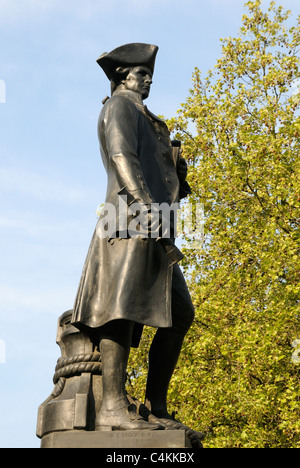 Statue of  Captain James Cook FRS RN, explorer, navigator and cartographer, by Sir Thomas Brock RA in the Mall. London Stock Photo