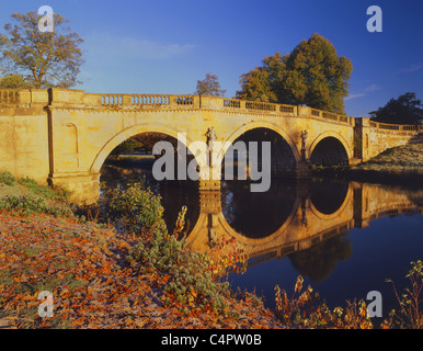 UK,Derbyshire,Peak District,Chatsworth Park,Queen Mary's Bower Bridge & River Derwent Stock Photo