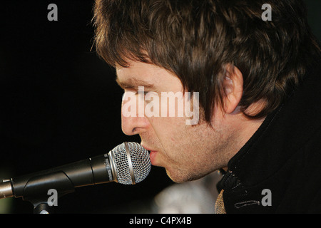 Noel Gallagher speaks during a press conference at Slane Castle, Slane Castle, Co Meath, Rep of Ireland, after it was announced Stock Photo