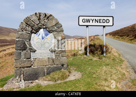 SNOWDONIA NATIONAL PARK GWYNEDD, ornamental stonework and coloured plaque indicating your arrival to the park. Stock Photo