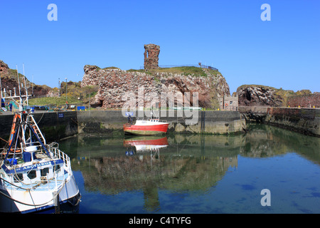 Dunbar Castle ruins and Victoria Harbour, Dunbar, East Lothian, Scotland. Stock Photo