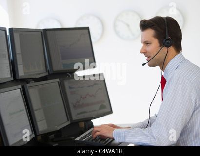 USA,New Jersey,Jersey City,financial worker analyzing data displayed on computer screen Stock Photo