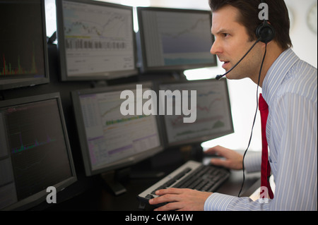 USA,New Jersey,Jersey City,financial worker analyzing data displayed on computer screen Stock Photo