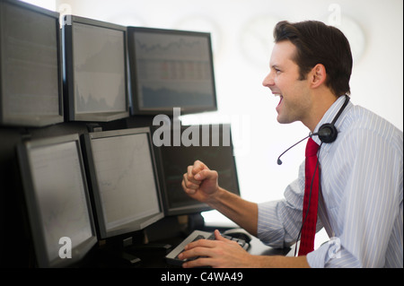 USA,New Jersey,Jersey City,financial worker analyzing data displayed on computer screen Stock Photo