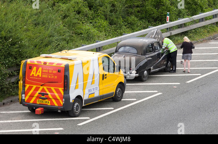 AA recovery van and mechanic at a broken down car in the UK. AA rescue ...