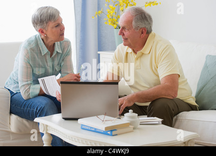 USA,New Jersey,Jersey City,Senior couple with laptop Stock Photo