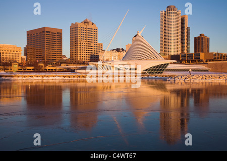 USA,Wisconsin,Milwaukee,City skyline with Art Museum Stock Photo