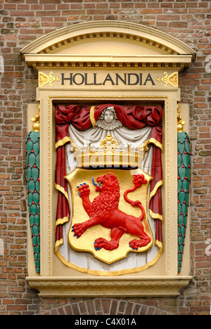 Den Haag / The Hague ('s Gravenhaage). Dutch coat of arms on exterior wall of the Prison Gate Museum / Gevengenpoort Stock Photo