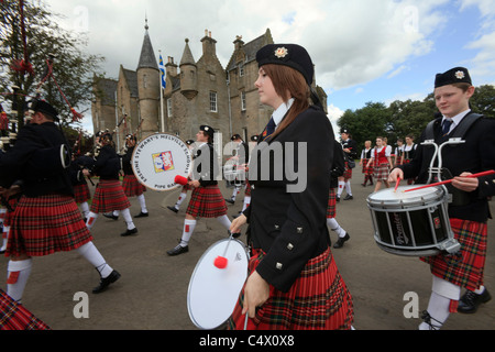 Erskine Stewart's Melville School's pipe band march past the RHASS headquarters building at the Royal Highland Show, Edinburgh Stock Photo