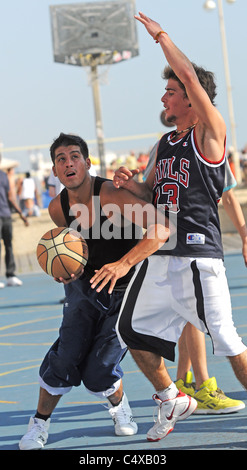 Basketball players on Brighton seafront Stock Photo