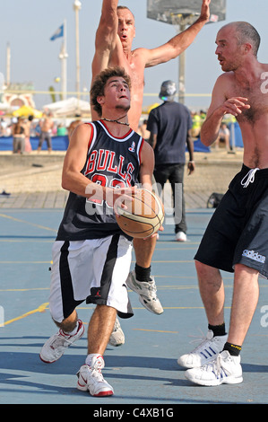 Basketball players on Brighton seafront Stock Photo