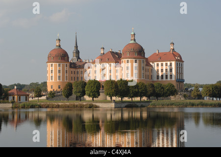 Schloss Moritzburg spiegelt sich im Schlossteich. Stock Photo
