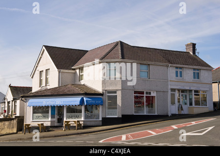 Benllech, Isle of Anglesey (Ynys Mon), North Wales, UK. Bradleys Deli and coffee shop on the corner of the main street Stock Photo