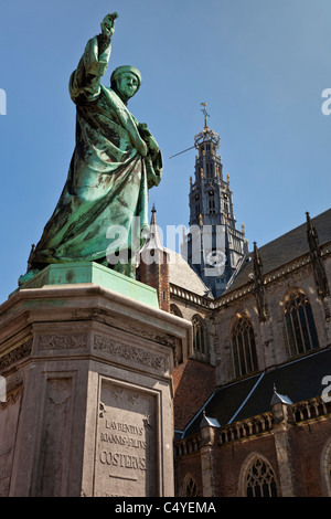 Statue of Laurens Janszoon Coster, the inventor of an early printing press, in the Grote Markt in Haarlem, Netherlands. JMH5048 Stock Photo