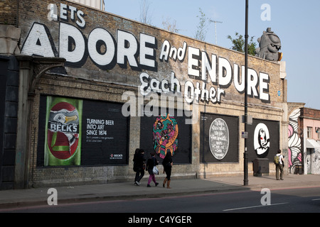 Lets Adore and Endure Each Other - Art Mural by Stefan Powers in Shoreditch London Stock Photo