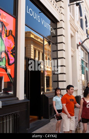 Shoppers by Louis Vuitton luxury goods shop in Bond Street, Mayfair Stock Photo: 30613606 - Alamy