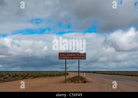 Sign on the highway at the eastern end of the Nullarbor Plain in South Australia Stock Photo