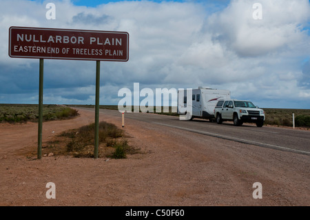 Sign on the highway at the eastern end of the Nullarbor Plain in South Australia Stock Photo