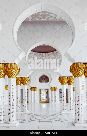 Colonnade, inner courtyard, Sheikh Zayed Grand Mosque, the third biggest mosque in the world, Al Maqtaa, Abu Dhabi Stock Photo