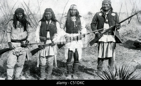 GERONIMO (1829-1909) Chiricahua Apache Indian leader at right with some of his tribe in northern Mexico in 1886 Stock Photo