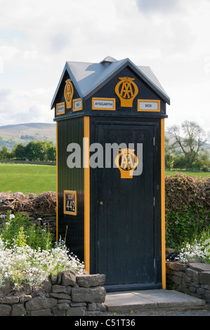 AA (Automobile Association) Aysgarth box 442 & yellow logo symbol (old historic iconic roadside phone kiosk) - scenic North Yorkshire, England, UK. Stock Photo